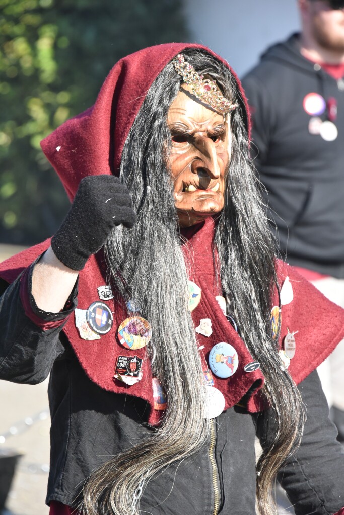 Bei frhlingshaften Temperaturen feiern die Menschen in Reute mit dem Rosenmontagsumzug ausgelassen und frhlich die Fasnet.