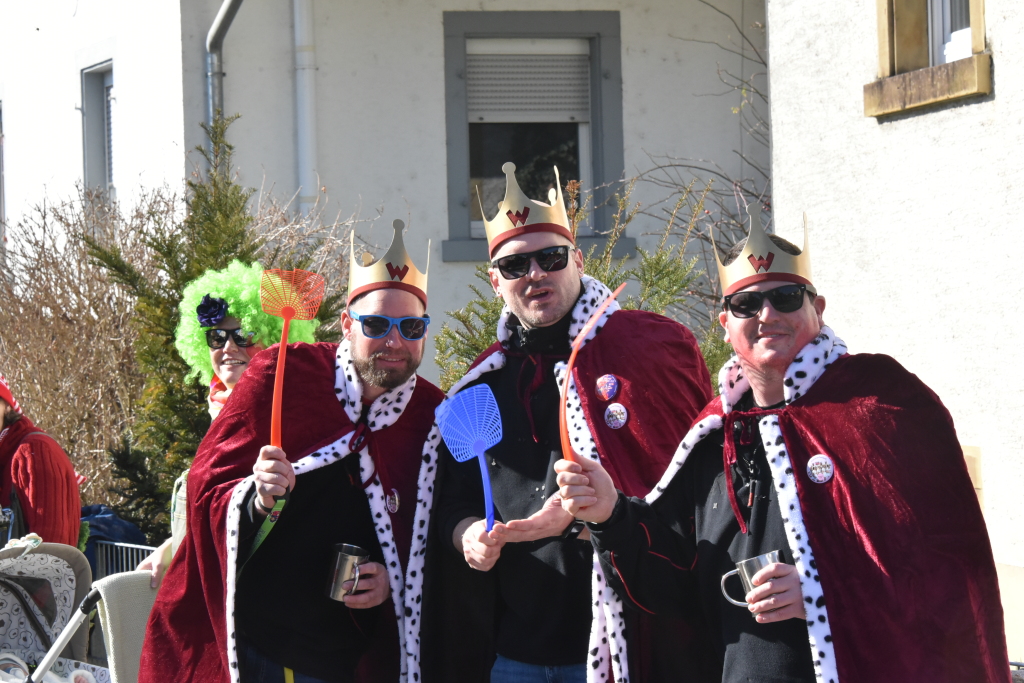 Bei frhlingshaften Temperaturen feiern die Menschen in Reute mit dem Rosenmontagsumzug ausgelassen und frhlich die Fasnet.