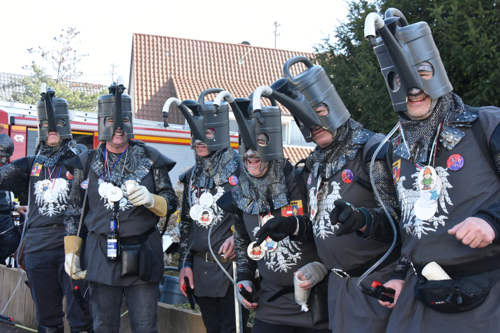 Bei frhlingshaften Temperaturen feiern die Menschen in Reute mit dem Rosenmontagsumzug ausgelassen und frhlich die Fasnet.