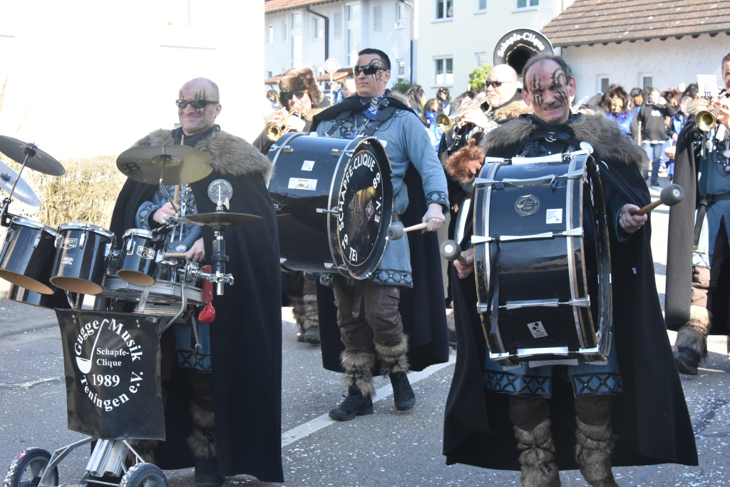 Bei frhlingshaften Temperaturen feiern die Menschen in Reute mit dem Rosenmontagsumzug ausgelassen und frhlich die Fasnet.