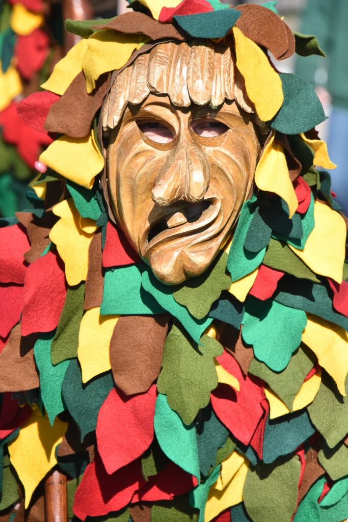 Bei frhlingshaften Temperaturen feiern die Menschen in Reute mit dem Rosenmontagsumzug ausgelassen und frhlich die Fasnet.