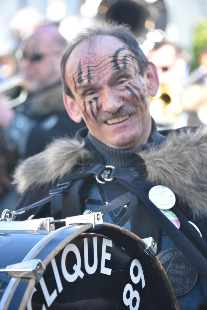 Bei frhlingshaften Temperaturen feiern die Menschen in Reute mit dem Rosenmontagsumzug ausgelassen und frhlich die Fasnet.