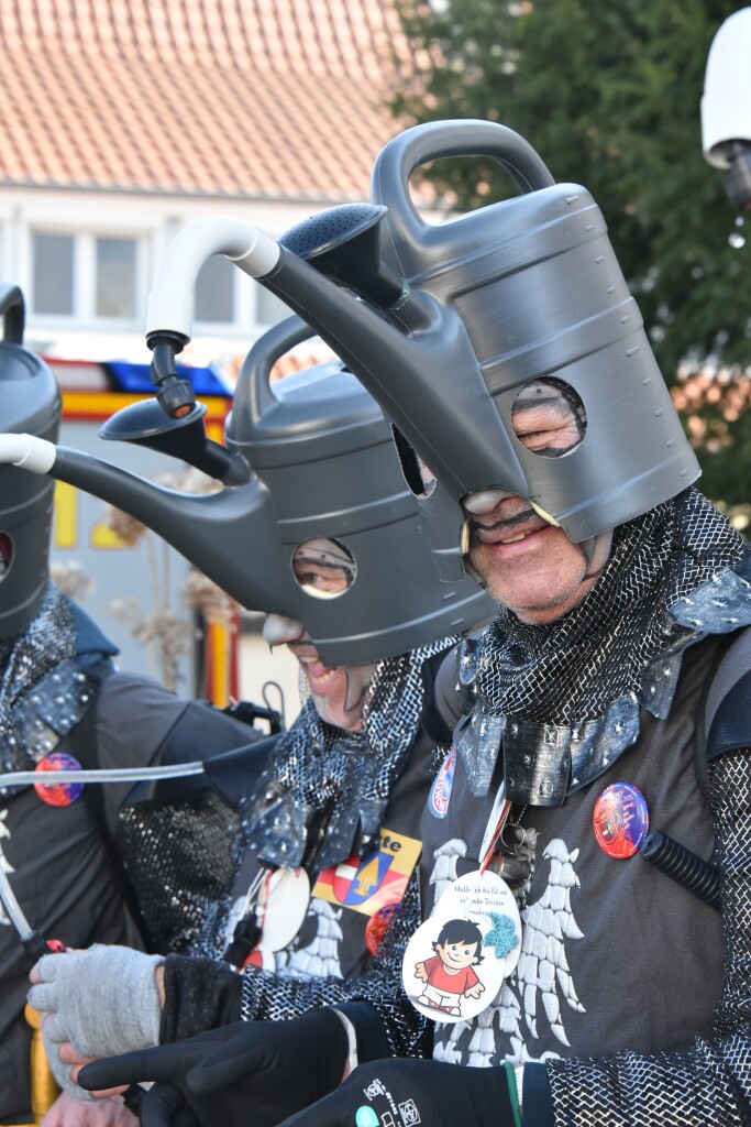 Bei frhlingshaften Temperaturen feiern die Menschen in Reute mit dem Rosenmontagsumzug ausgelassen und frhlich die Fasnet.