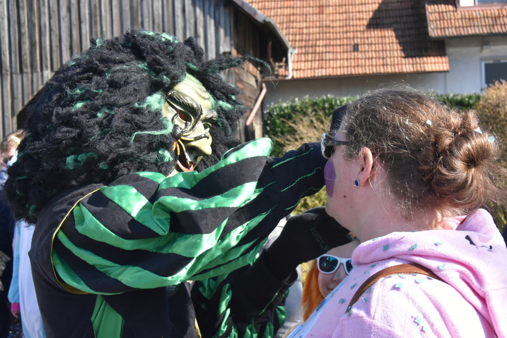 Bei frhlingshaften Temperaturen feiern die Menschen in Reute mit dem Rosenmontagsumzug ausgelassen und frhlich die Fasnet.