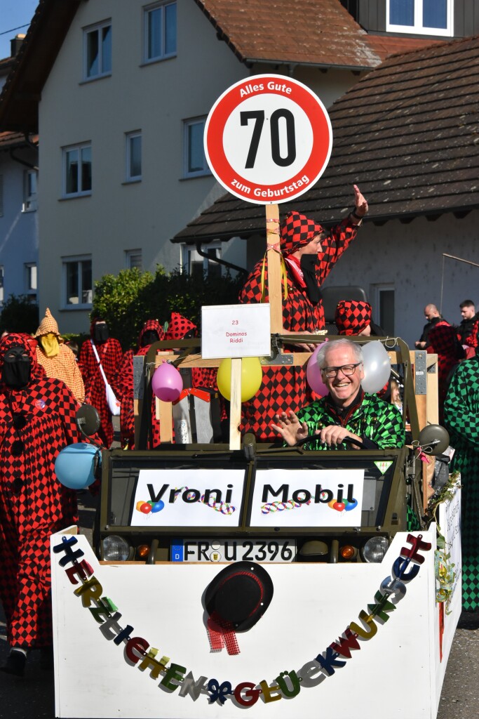 Bei frhlingshaften Temperaturen feiern die Menschen in Reute mit dem Rosenmontagsumzug ausgelassen und frhlich die Fasnet.