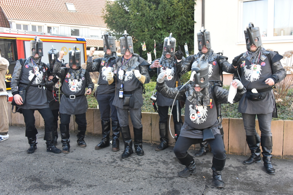 Bei frhlingshaften Temperaturen feiern die Menschen in Reute mit dem Rosenmontagsumzug ausgelassen und frhlich die Fasnet.