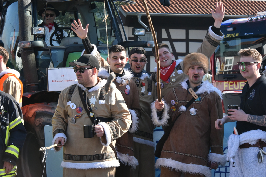 Bei frhlingshaften Temperaturen feiern die Menschen in Reute mit dem Rosenmontagsumzug ausgelassen und frhlich die Fasnet.