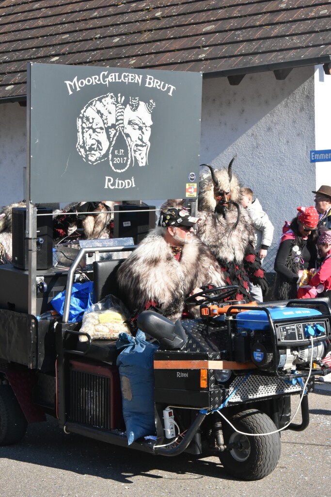 Bei frhlingshaften Temperaturen feiern die Menschen in Reute mit dem Rosenmontagsumzug ausgelassen und frhlich die Fasnet.