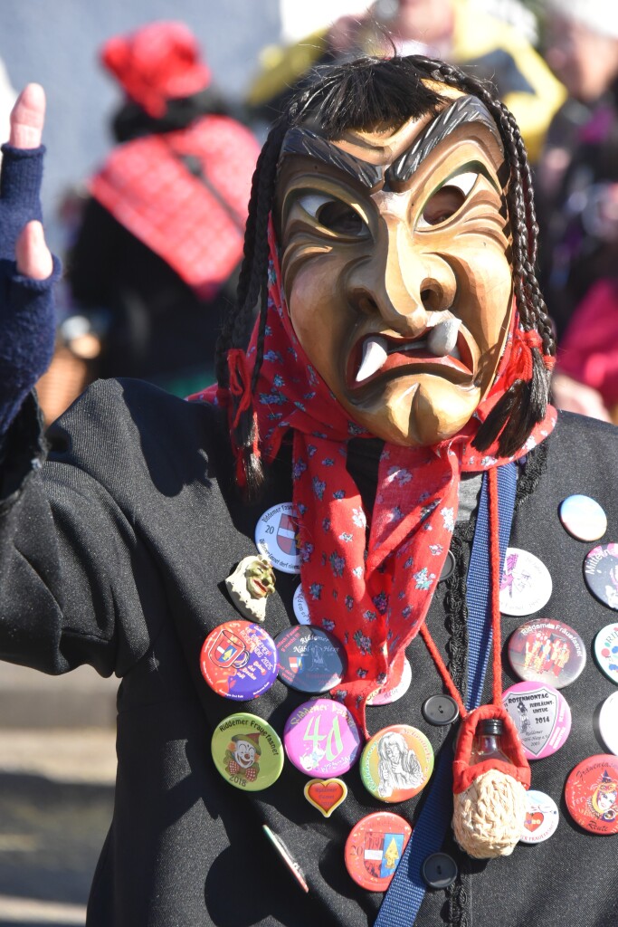 Bei frhlingshaften Temperaturen feiern die Menschen in Reute mit dem Rosenmontagsumzug ausgelassen und frhlich die Fasnet.