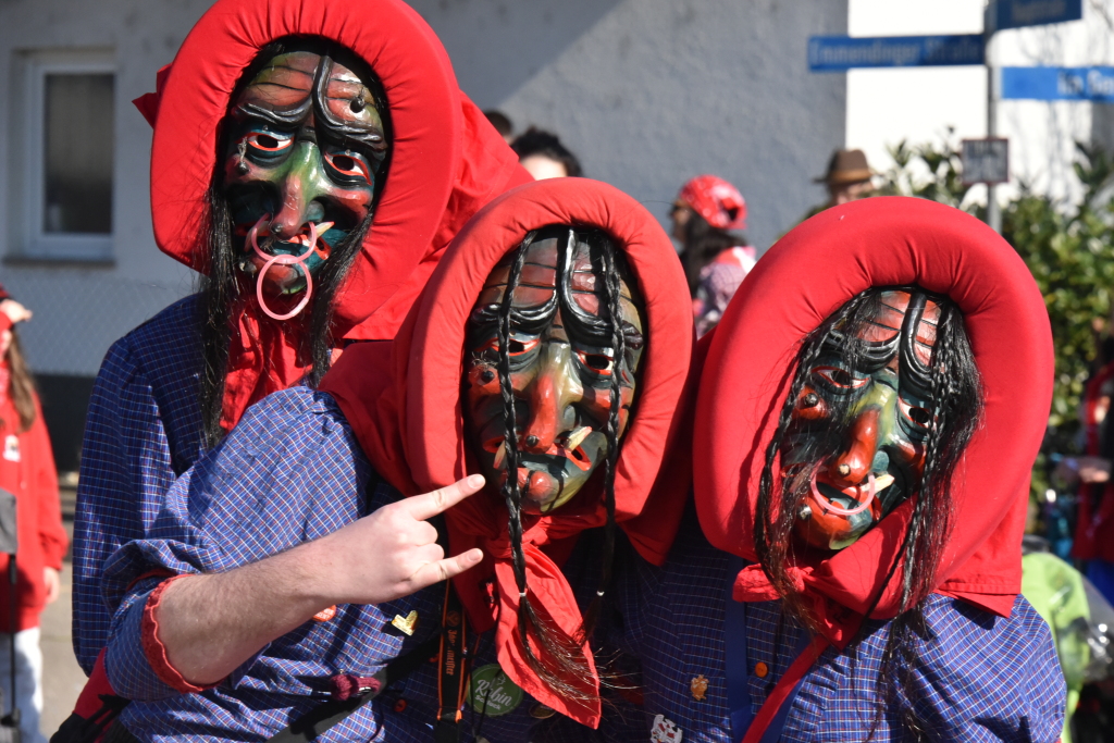 Bei frhlingshaften Temperaturen feiern die Menschen in Reute mit dem Rosenmontagsumzug ausgelassen und frhlich die Fasnet.