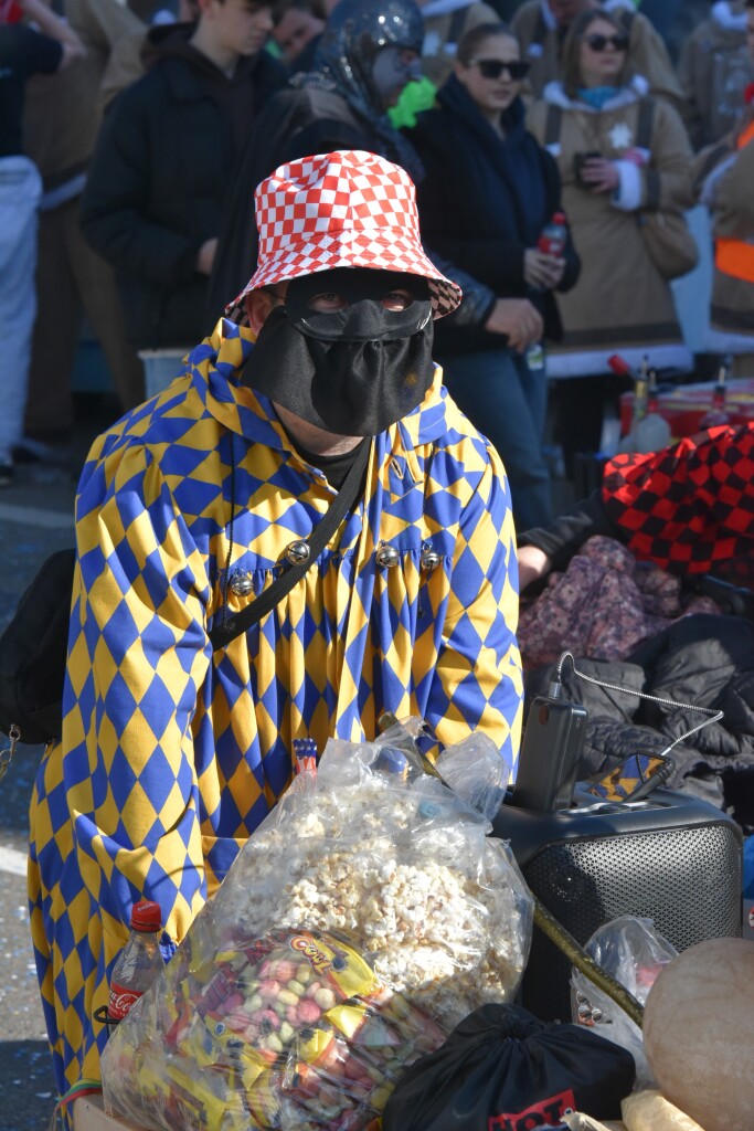 Bei frhlingshaften Temperaturen feiern die Menschen in Reute mit dem Rosenmontagsumzug ausgelassen und frhlich die Fasnet.