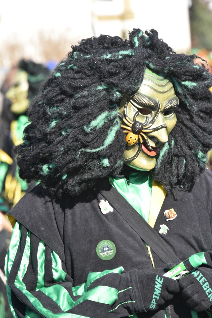 Bei frhlingshaften Temperaturen feiern die Menschen in Reute mit dem Rosenmontagsumzug ausgelassen und frhlich die Fasnet.