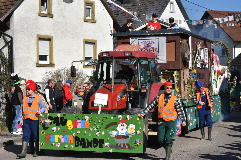 Bei frhlingshaften Temperaturen feiern die Menschen in Reute mit dem Rosenmontagsumzug ausgelassen und frhlich die Fasnet.