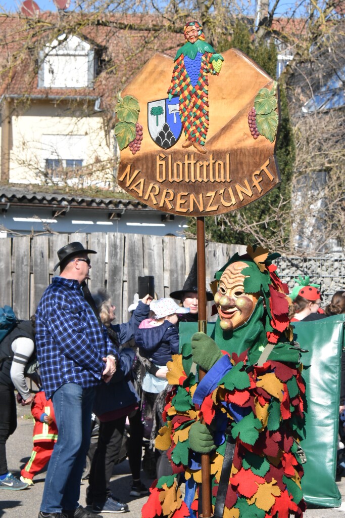 Bei frhlingshaften Temperaturen feiern die Menschen in Reute mit dem Rosenmontagsumzug ausgelassen und frhlich die Fasnet.