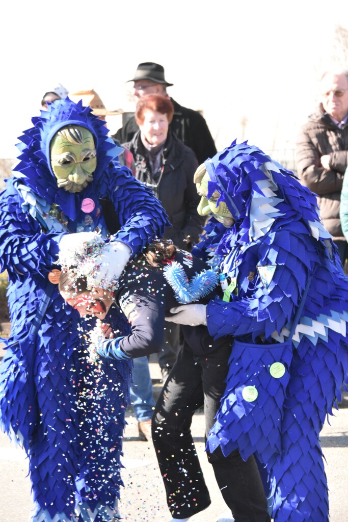 Bei frhlingshaften Temperaturen feiern die Menschen in Reute mit dem Rosenmontagsumzug ausgelassen und frhlich die Fasnet.