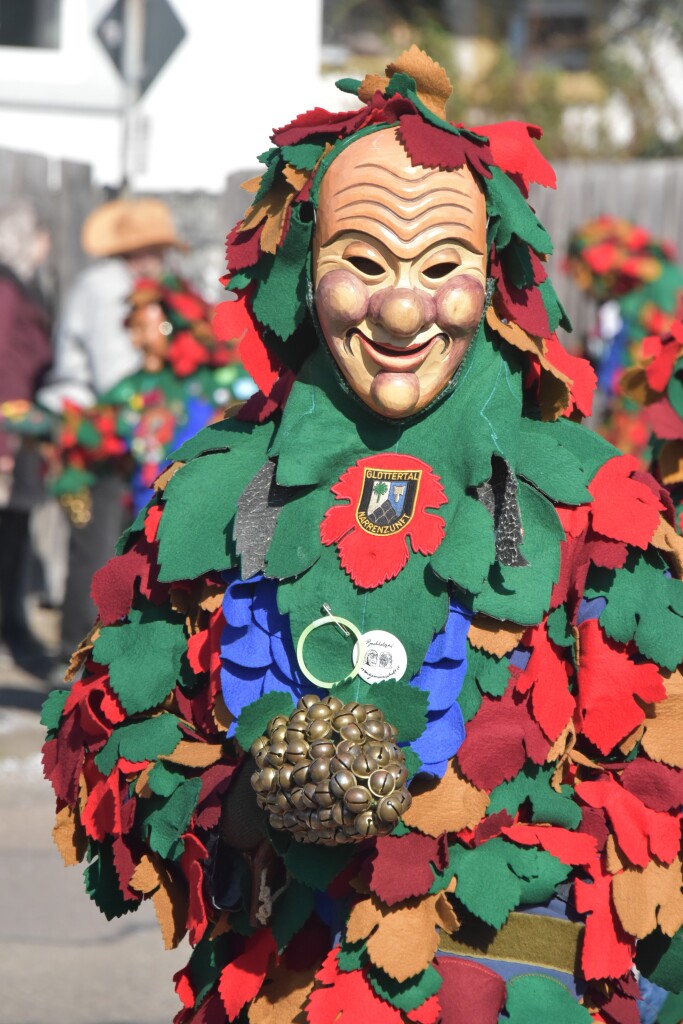 Bei frhlingshaften Temperaturen feiern die Menschen in Reute mit dem Rosenmontagsumzug ausgelassen und frhlich die Fasnet.