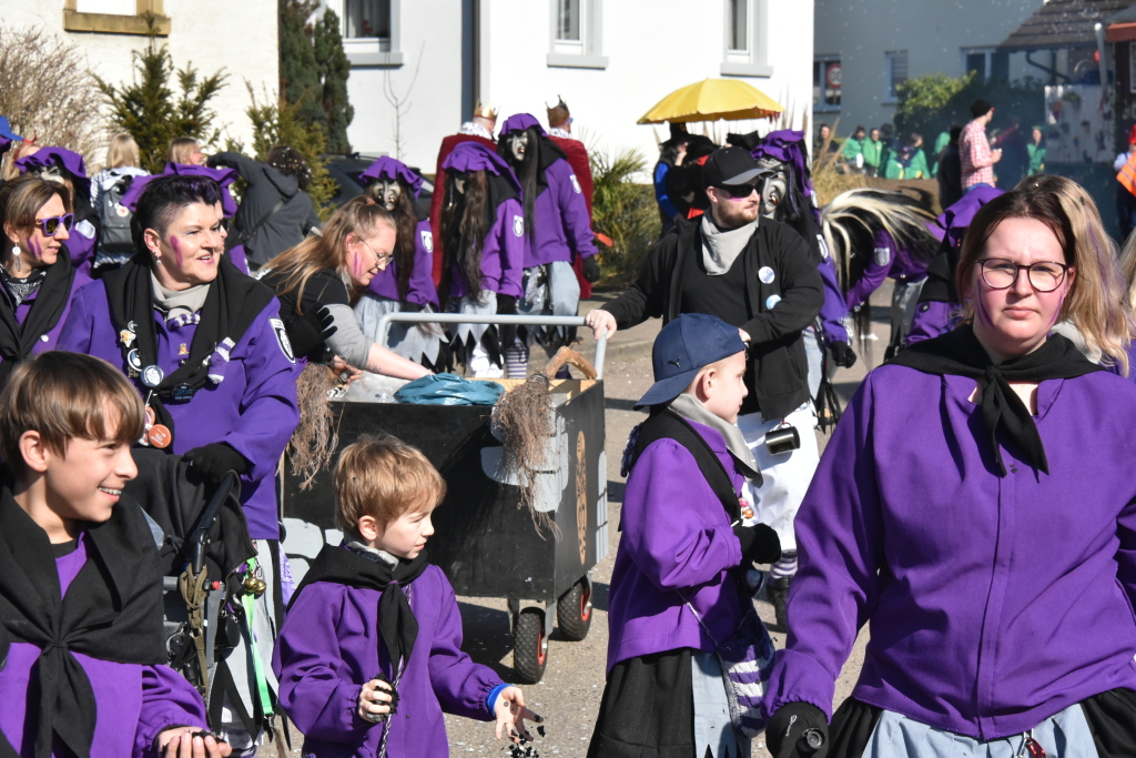 Bei frhlingshaften Temperaturen feiern die Menschen in Reute mit dem Rosenmontagsumzug ausgelassen und frhlich die Fasnet.