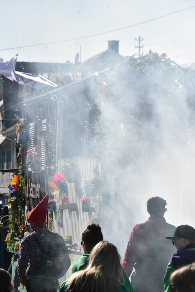 Bei frhlingshaften Temperaturen feiern die Menschen in Reute mit dem Rosenmontagsumzug ausgelassen und frhlich die Fasnet.