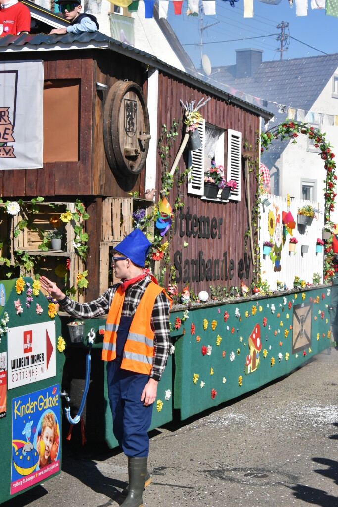 Bei frhlingshaften Temperaturen feiern die Menschen in Reute mit dem Rosenmontagsumzug ausgelassen und frhlich die Fasnet.