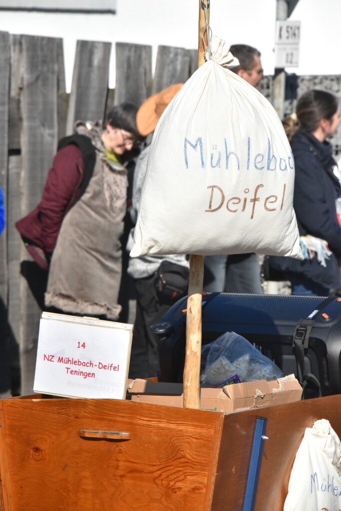 Bei frhlingshaften Temperaturen feiern die Menschen in Reute mit dem Rosenmontagsumzug ausgelassen und frhlich die Fasnet.