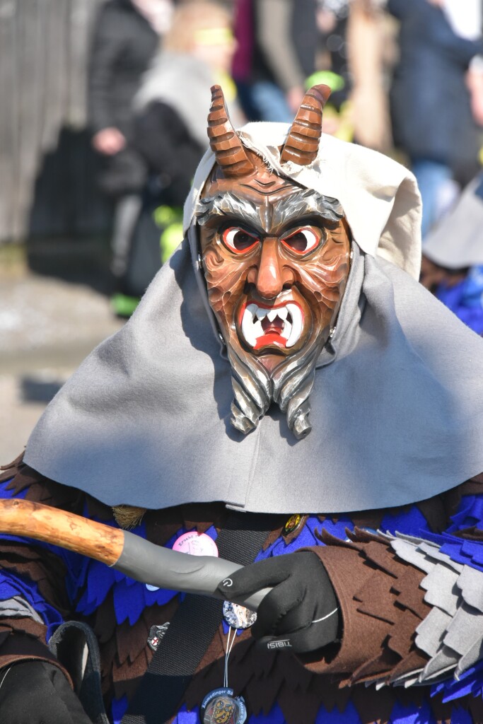 Bei frhlingshaften Temperaturen feiern die Menschen in Reute mit dem Rosenmontagsumzug ausgelassen und frhlich die Fasnet.