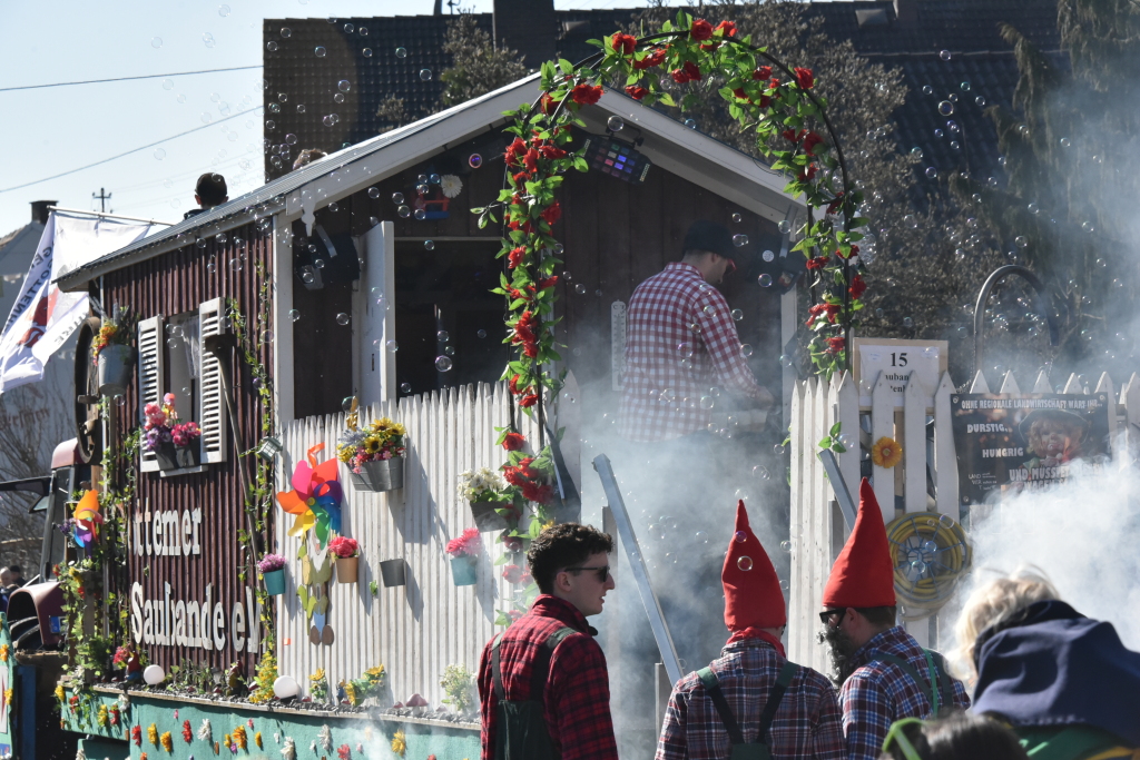 Bei frhlingshaften Temperaturen feiern die Menschen in Reute mit dem Rosenmontagsumzug ausgelassen und frhlich die Fasnet.