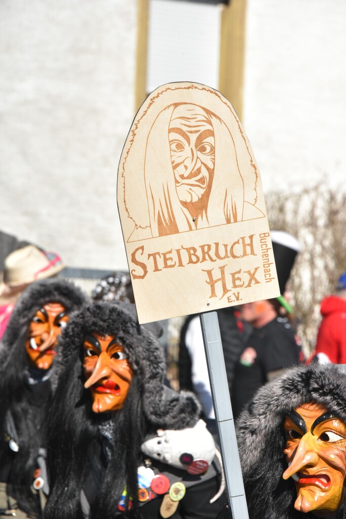 Bei frhlingshaften Temperaturen feiern die Menschen in Reute mit dem Rosenmontagsumzug ausgelassen und frhlich die Fasnet.