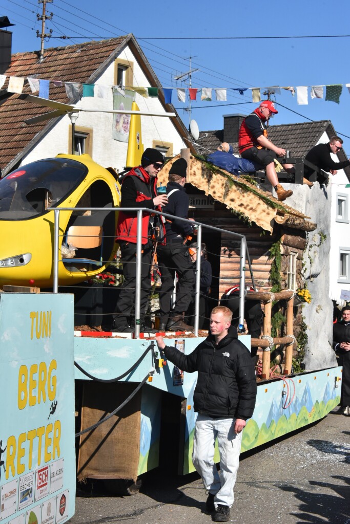 Bei frhlingshaften Temperaturen feiern die Menschen in Reute mit dem Rosenmontagsumzug ausgelassen und frhlich die Fasnet.