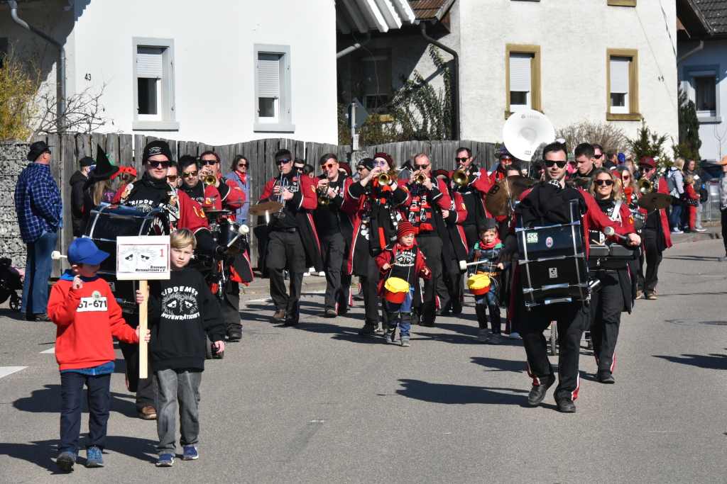 Bei frhlingshaften Temperaturen feiern die Menschen in Reute mit dem Rosenmontagsumzug ausgelassen und frhlich die Fasnet.