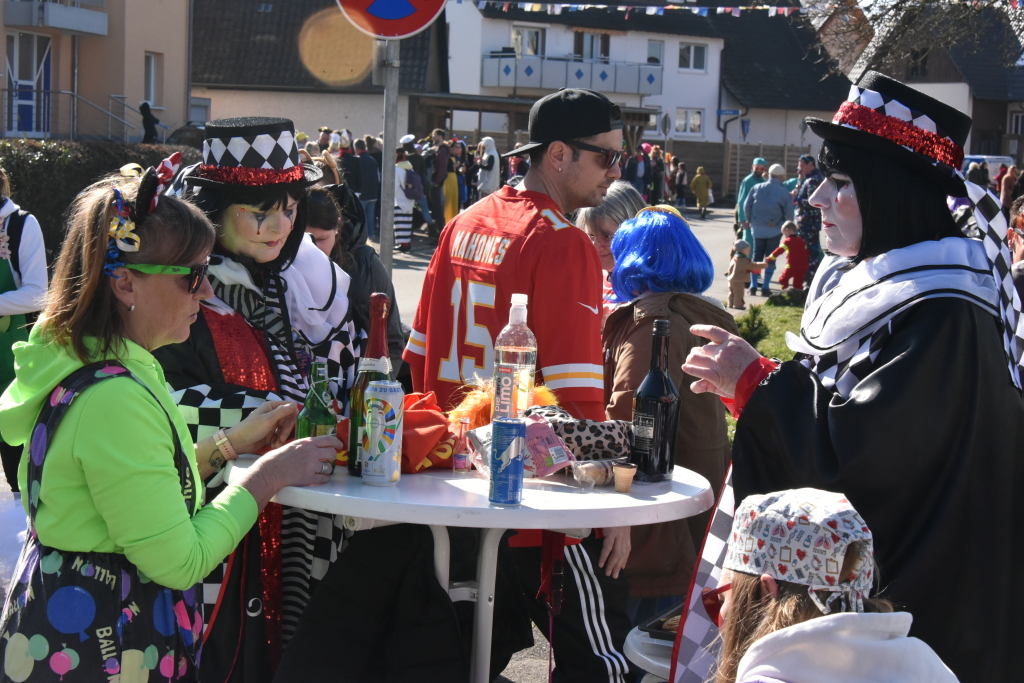 Bei frhlingshaften Temperaturen feiern die Menschen in Reute mit dem Rosenmontagsumzug ausgelassen und frhlich die Fasnet.