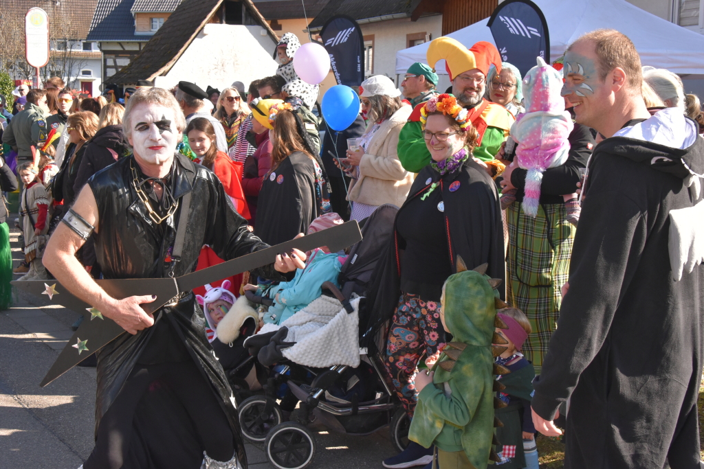 Bei frhlingshaften Temperaturen feiern die Menschen in Reute mit dem Rosenmontagsumzug ausgelassen und frhlich die Fasnet.