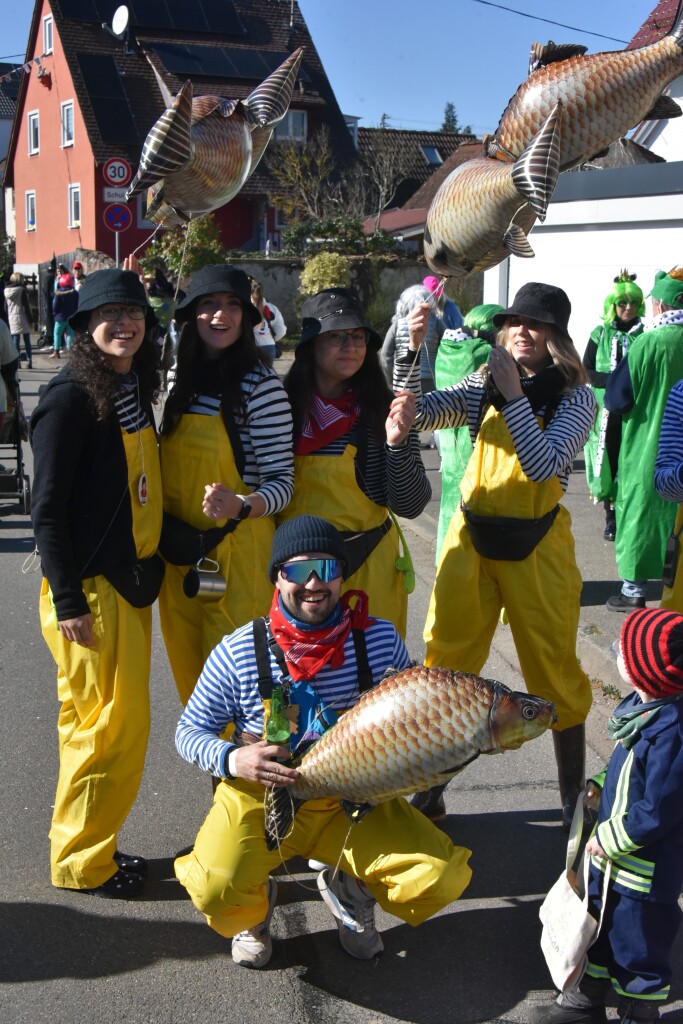 Bei frhlingshaften Temperaturen feiern die Menschen in Reute mit dem Rosenmontagsumzug ausgelassen und frhlich die Fasnet.