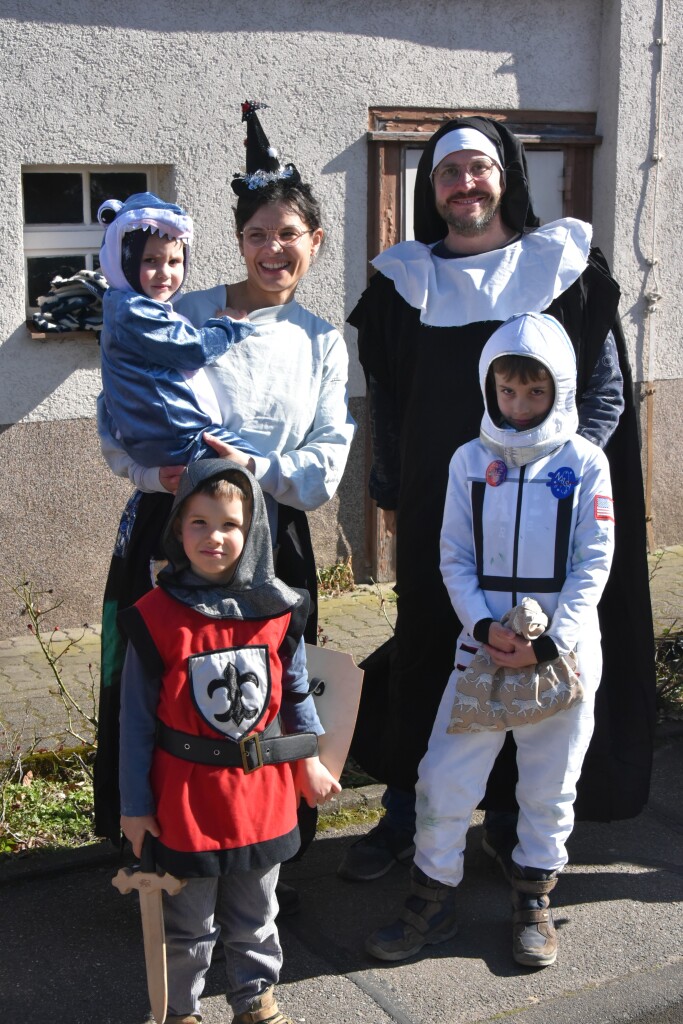 Bei frhlingshaften Temperaturen feiern die Menschen in Reute mit dem Rosenmontagsumzug ausgelassen und frhlich die Fasnet.