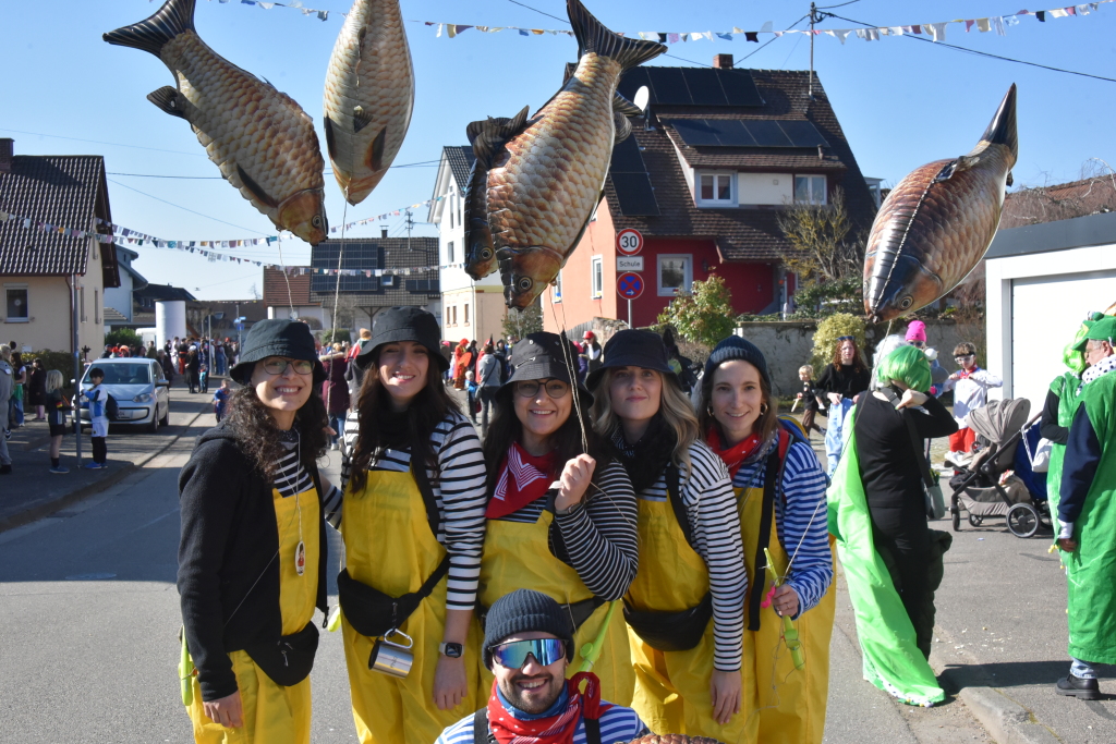 Bei frhlingshaften Temperaturen feiern die Menschen in Reute mit dem Rosenmontagsumzug ausgelassen und frhlich die Fasnet.