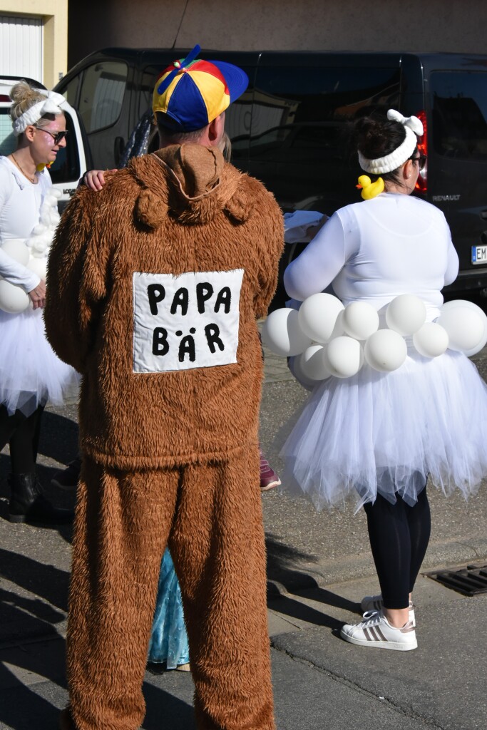 Bei frhlingshaften Temperaturen feiern die Menschen in Reute mit dem Rosenmontagsumzug ausgelassen und frhlich die Fasnet.