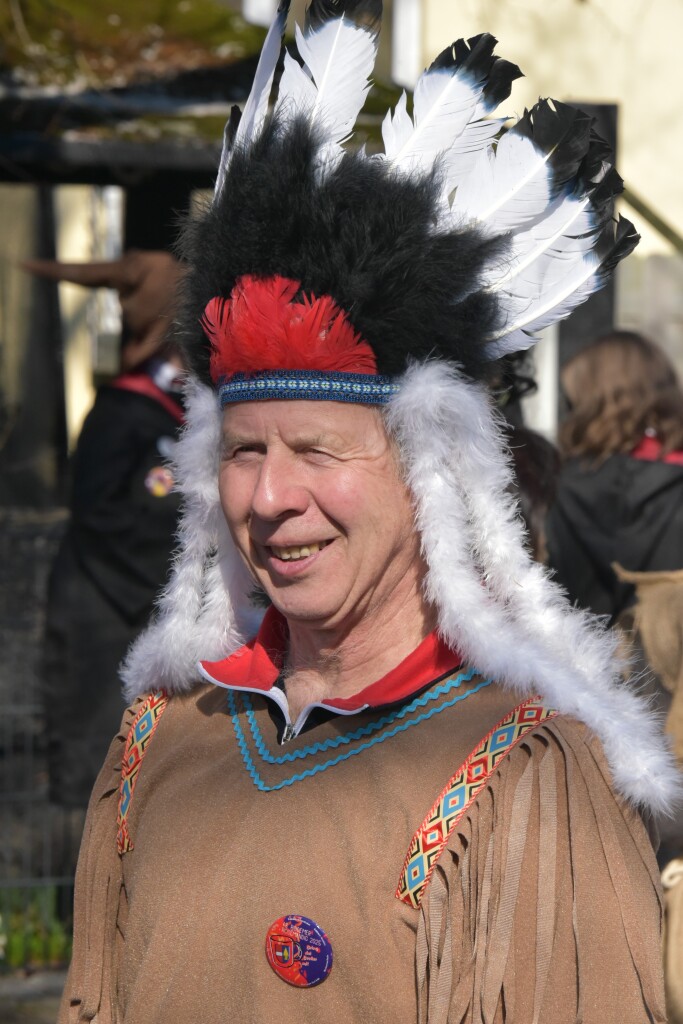 Bei frhlingshaften Temperaturen feiern die Menschen in Reute mit dem Rosenmontagsumzug ausgelassen und frhlich die Fasnet.