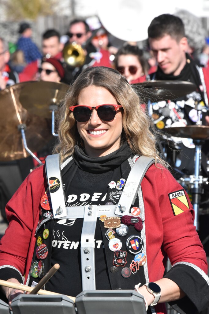 Bei frhlingshaften Temperaturen feiern die Menschen in Reute mit dem Rosenmontagsumzug ausgelassen und frhlich die Fasnet.