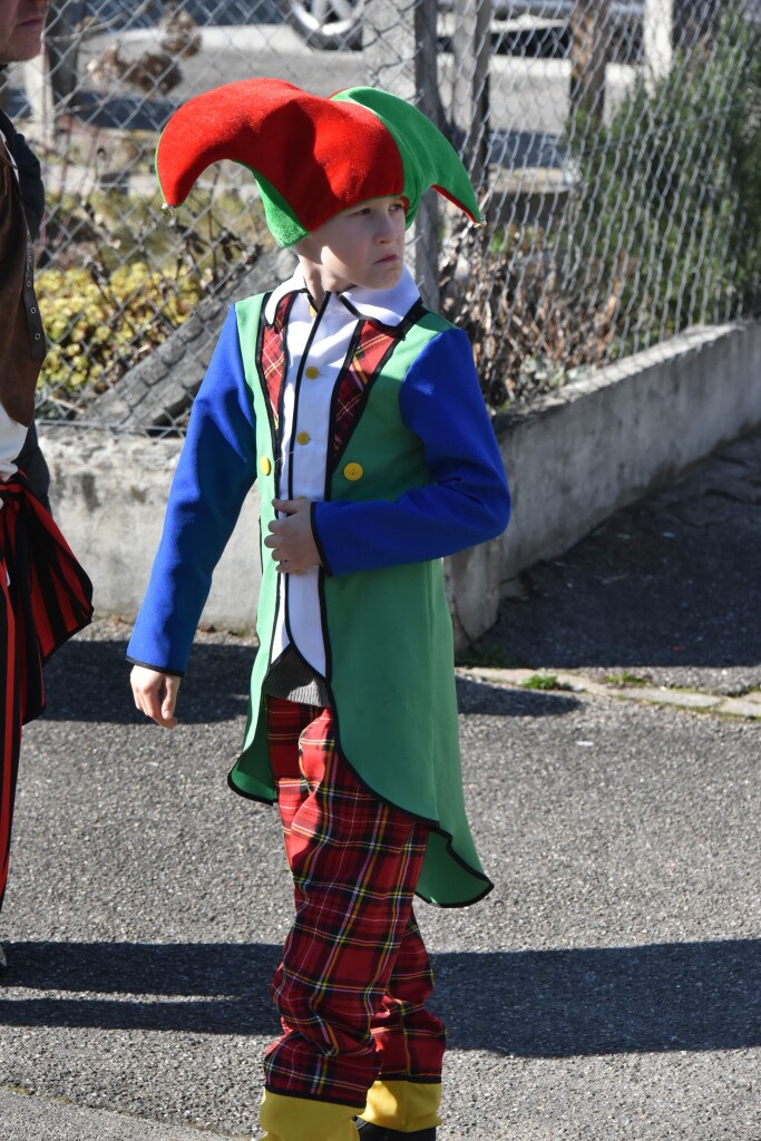 Bei frhlingshaften Temperaturen feiern die Menschen in Reute mit dem Rosenmontagsumzug ausgelassen und frhlich die Fasnet.