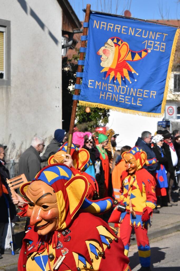 Bei frhlingshaften Temperaturen feiern die Menschen in Reute mit dem Rosenmontagsumzug ausgelassen und frhlich die Fasnet.