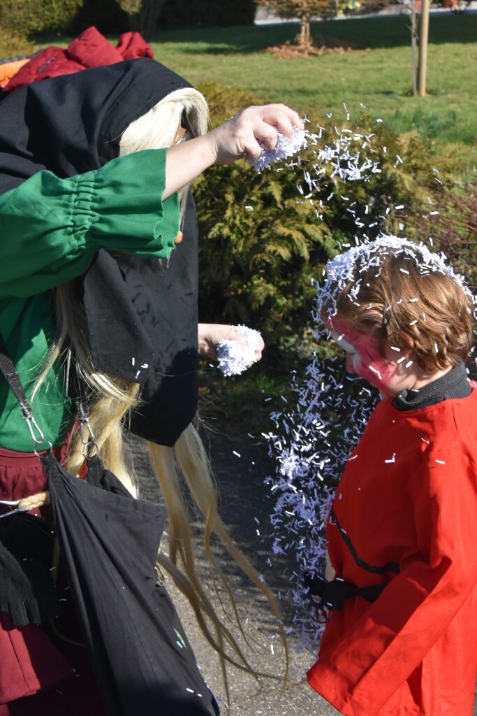 Bei frhlingshaften Temperaturen feiern die Menschen in Reute mit dem Rosenmontagsumzug ausgelassen und frhlich die Fasnet.