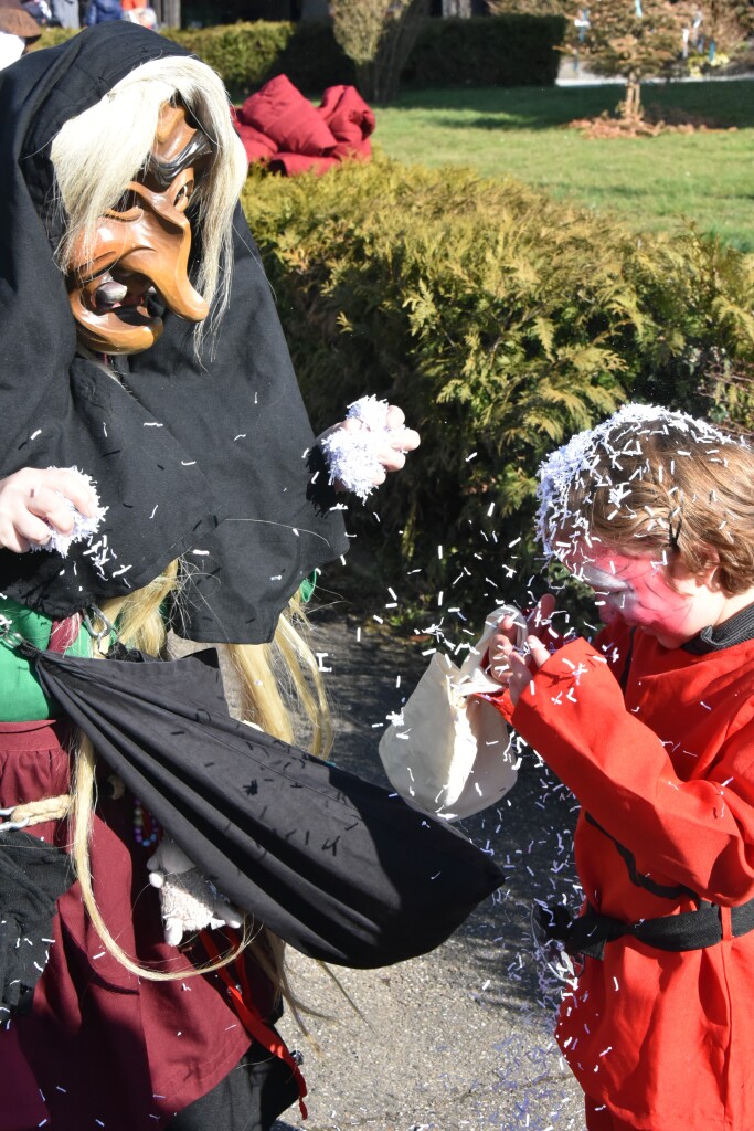 Bei frhlingshaften Temperaturen feiern die Menschen in Reute mit dem Rosenmontagsumzug ausgelassen und frhlich die Fasnet.