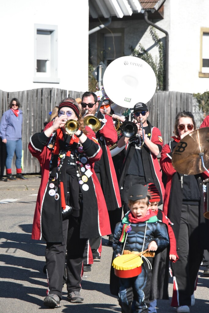 Bei frhlingshaften Temperaturen feiern die Menschen in Reute mit dem Rosenmontagsumzug ausgelassen und frhlich die Fasnet.