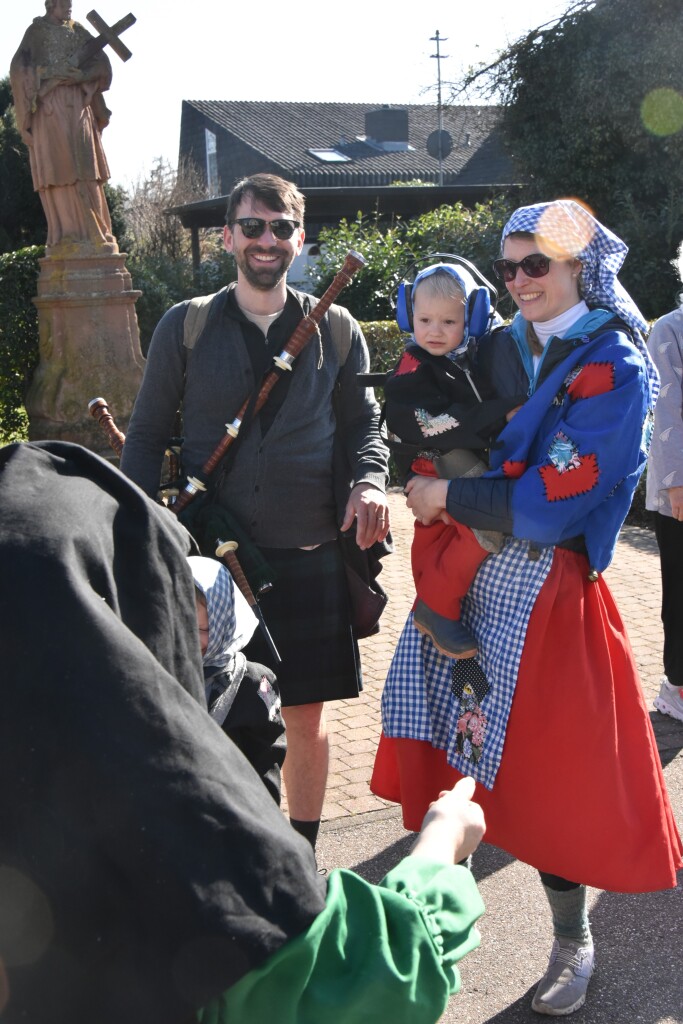 Bei frhlingshaften Temperaturen feiern die Menschen in Reute mit dem Rosenmontagsumzug ausgelassen und frhlich die Fasnet.