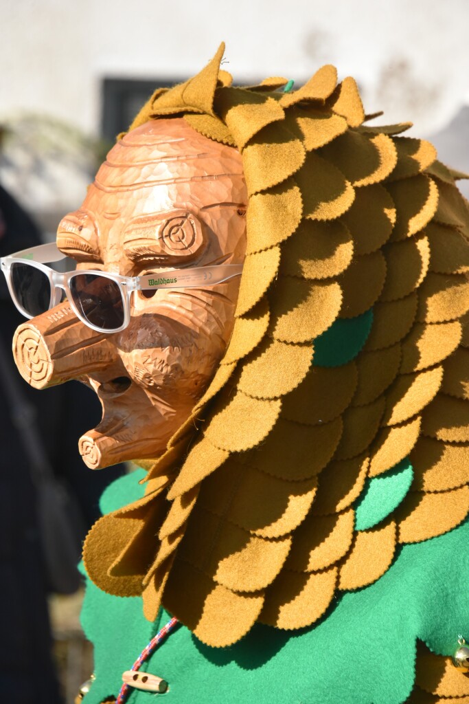 Bei frhlingshaften Temperaturen feiern die Menschen in Reute mit dem Rosenmontagsumzug ausgelassen und frhlich die Fasnet.