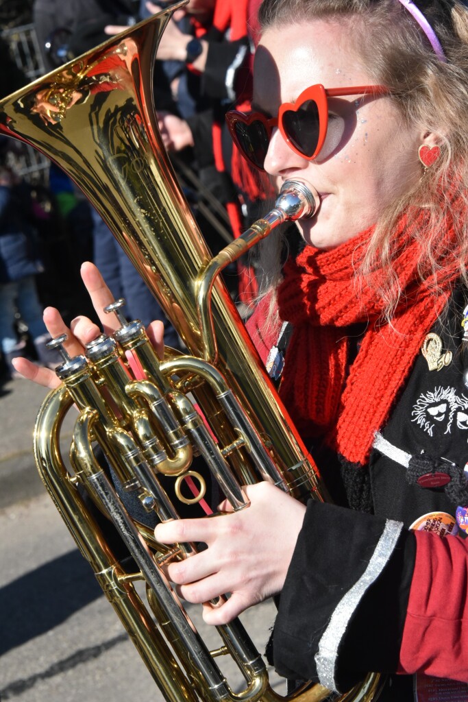 Bei frhlingshaften Temperaturen feiern die Menschen in Reute mit dem Rosenmontagsumzug ausgelassen und frhlich die Fasnet.