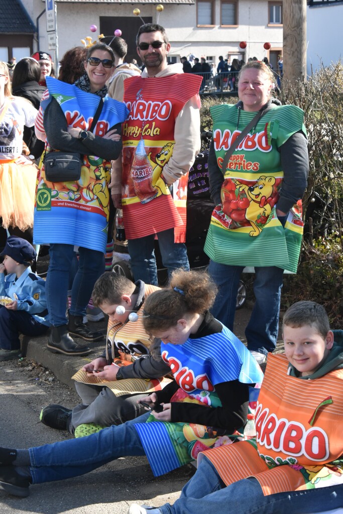 Bei frhlingshaften Temperaturen feiern die Menschen in Reute mit dem Rosenmontagsumzug ausgelassen und frhlich die Fasnet.