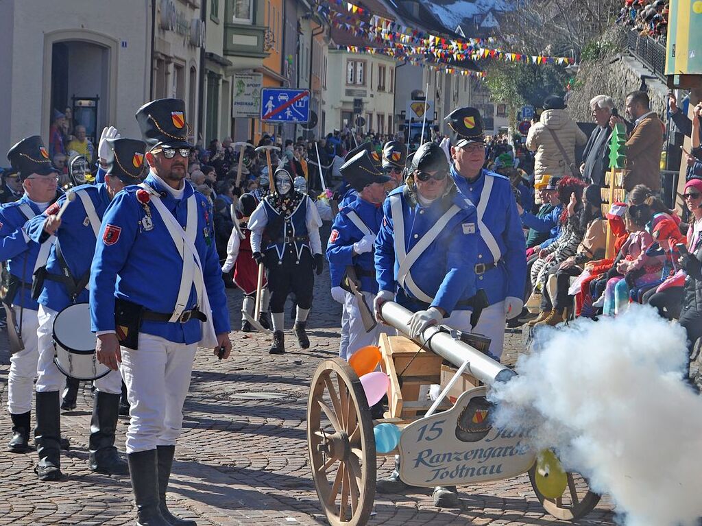 Besser geht’s kaum: Bim Rosenmontagsumzug in Todtnau passten Wetter, Stimmung und Wagen.