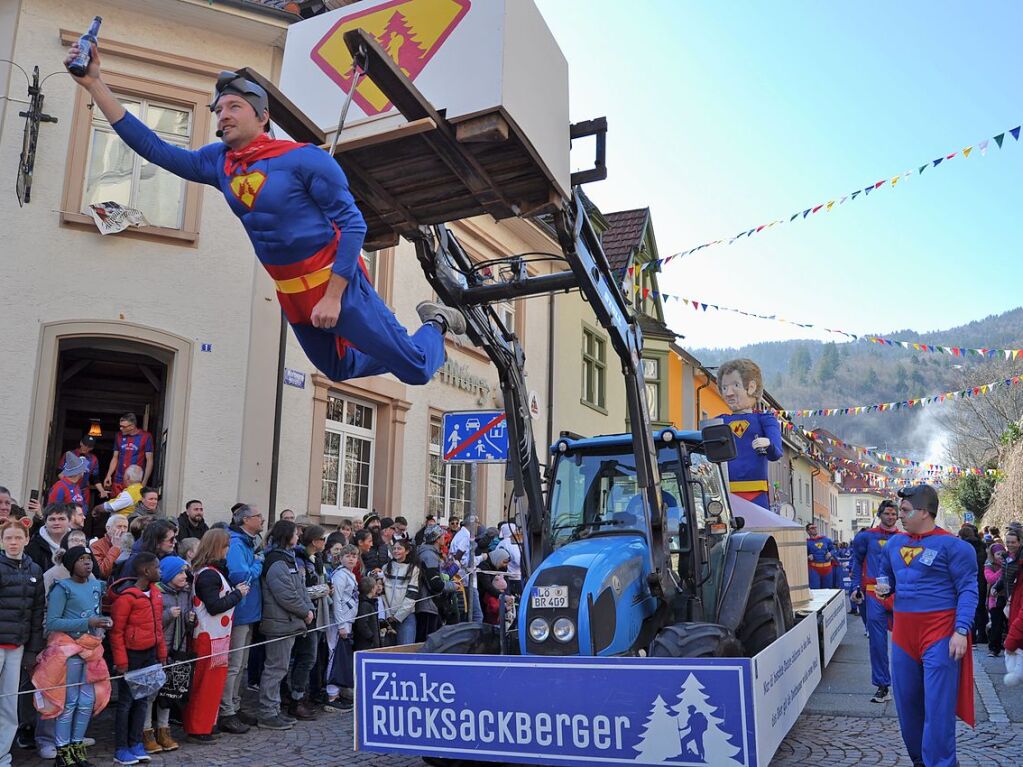 Besser geht’s kaum: Bim Rosenmontagsumzug in Todtnau passten Wetter, Stimmung und Wagen.