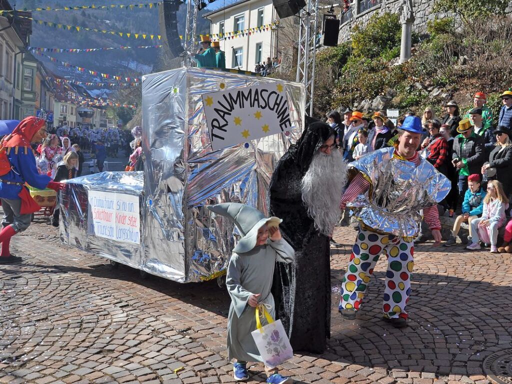 Besser geht’s kaum: Bim Rosenmontagsumzug in Todtnau passten Wetter, Stimmung und Wagen.