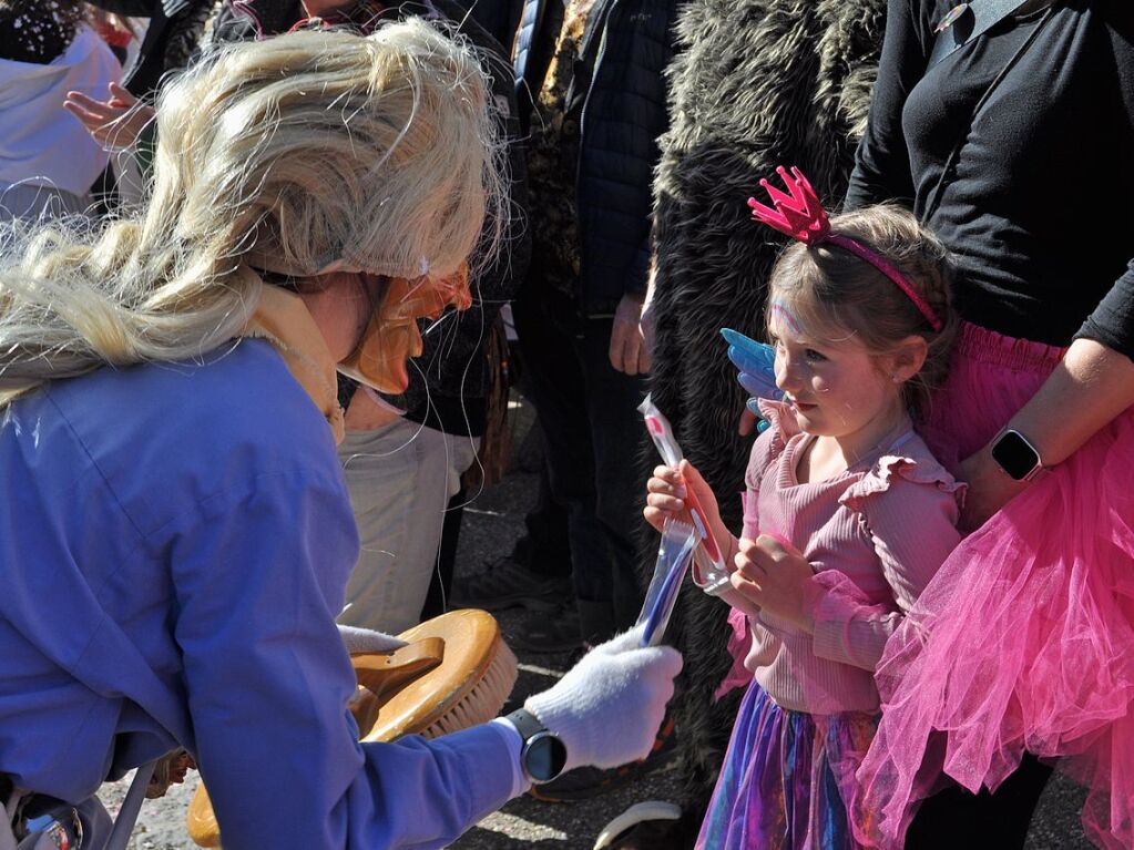 Besser geht’s kaum: Bim Rosenmontagsumzug in Todtnau passten Wetter, Stimmung und Wagen.